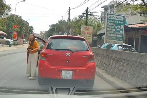 Nữ tài xế ở Hà Nội bất ngờ dừng ô tô giữa đường rồi bỏ đi