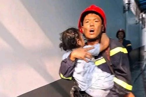Người lính cứu hỏa kể lại phút vượt khói lửa cứu bé gái khỏi đám cháy ở TPHCM