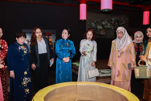 Phu nhân Chủ tịch Quốc hội cùng các nhà ngoại giao nữ thưởng trà, xem cổ vật