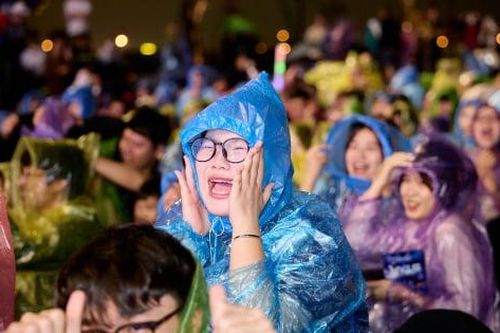 Hàng nghìn khán giả 'đội mưa' cổ vũ cuồng nhiệt cho Đại nhạc hội đầu tiên tại Sun Group Hà Nam