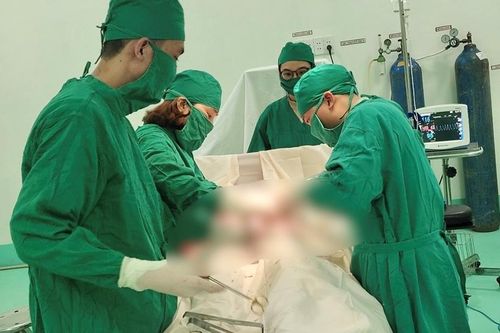 Ưu tiên phát triển nguồn nhân lực để nâng cao chất lượng khám chữa bệnh