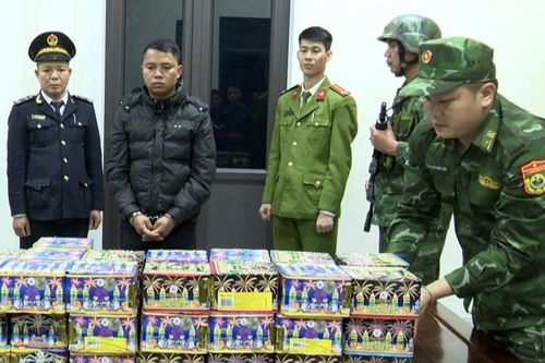 Gia cố két nước xe đầu kéo để vận chuyển pháo lậu qua biên giới