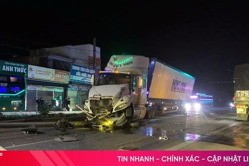 Container tông gãy trụ đèn giao thông, đèn chiếu sáng trên QL 1 ở Hà Tĩnh
