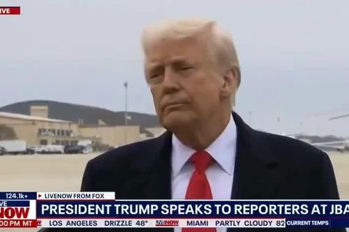 Biểu cảm của ông Trump khi bị micro quẹt vào mặt