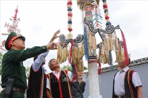 Nghệ thuật trang trí cây nêu của người Co huyện Trà Bồng
