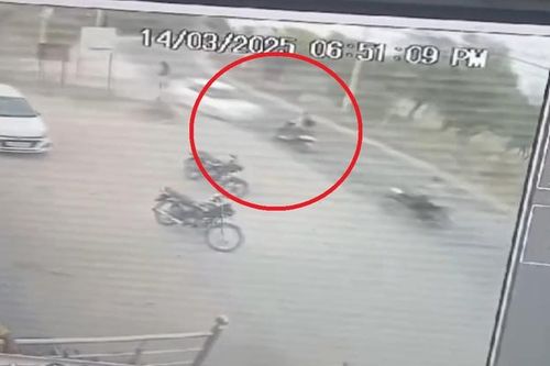 Mất lái khi vào cua, ô tô chạy tốc độ cao tông văng xe máy