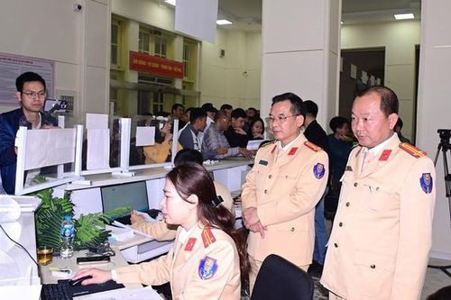 Không thực hiện cấp, đổi giấy phép lái xe qua điện thoại