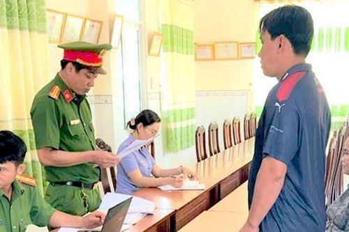 Khởi tố đối tượng kinh doanh sách giáo khoa giả