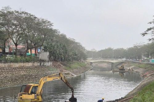 Nạo vét 50.000 m3 bùn dưới lòng sông Tô Lịch