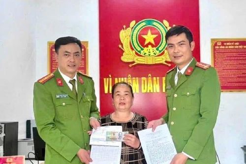Vừa vay vốn ở ngân hàng thì đánh rơi tiền, người phụ nữ nhận lại được như một phép màu