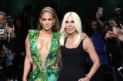 Versace khủng hoảng: Donatella ra đi, doanh thu lao dốc không phanh