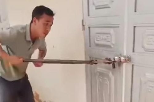 Cô giáo chủ nhiệm khóa cửa ra về, bỏ quên một học sinh trong lớp