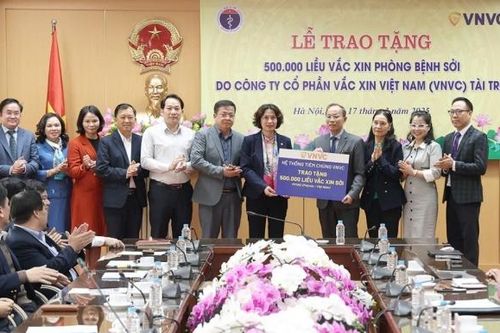 Bộ Y tế nhận 500.000 liều vaccine phòng sởi để khống chế dịch