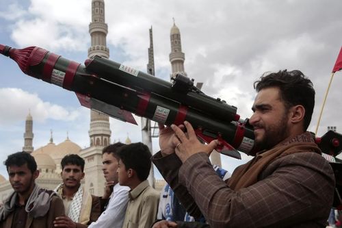 Houthis tấn công bằng tên lửa đạn đạo vào tàu sân bay Mỹ