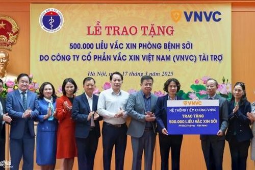 Hệ thống tiêm chủng VNVC trao tặng Bộ Y tế 500 ngàn liều vaccine sởi để chống dịch