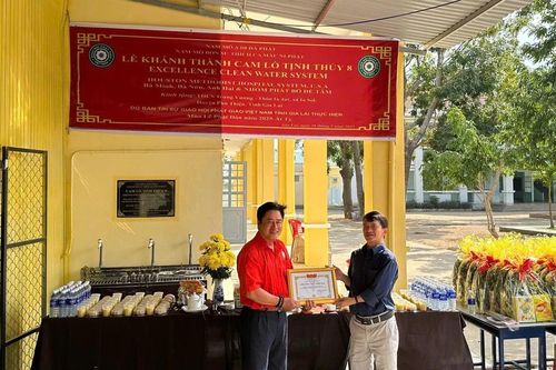 Bàn giao công trình nước sạch và tặng quà cho học sinh huyện Phú Thiện
