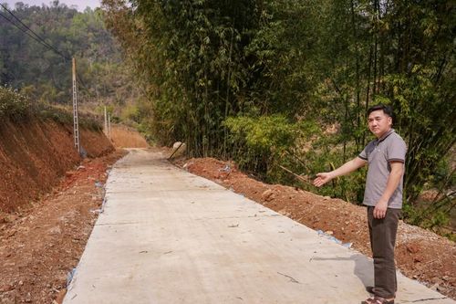 Gương sáng hiến đất làm đường ở Khun Pàu