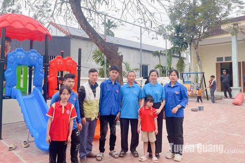 Hỗ trợ 70 triệu đồng xây dựng sân chơi cộng đồng tại xã Sơn Nam