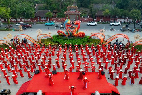 Áo dài duyên dáng, thướt tha xuống phố