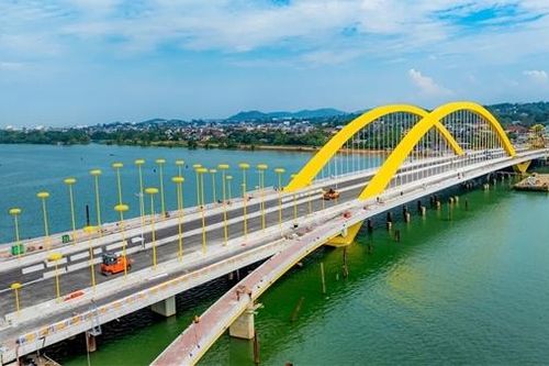 Độc đáo cầu vượt sông Hương nghìn tỷ với 60 'lọng vàng cung đình'