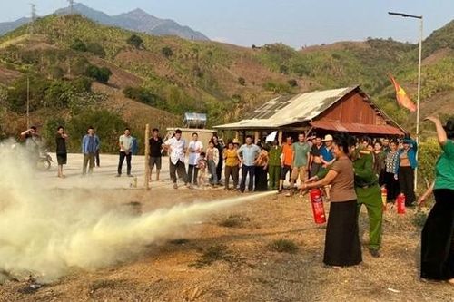 Đồng bào vùng cao Sơn La hào hứng trải nghiệm, thực hành phòng, chữa cháy