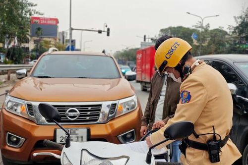 Xử lý nghiêm ô tô che biển, dừng đỗ bát nháo trước cổng Bệnh viện Bạch Mai
