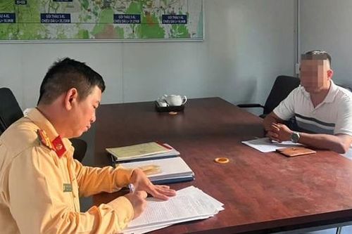 Tài xế xe khách chạy ẩu, tạt đầu ô tô con trên cao tốc