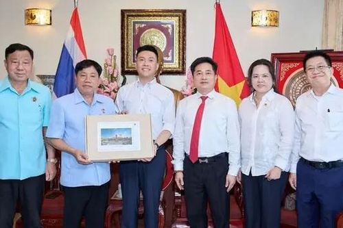 Kiều bào thăm khu di tích Bác Hồ tại Thái Lan