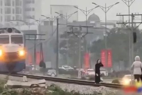Khoảnh khắc hãm phanh tàu tránh người 'sống ảo'