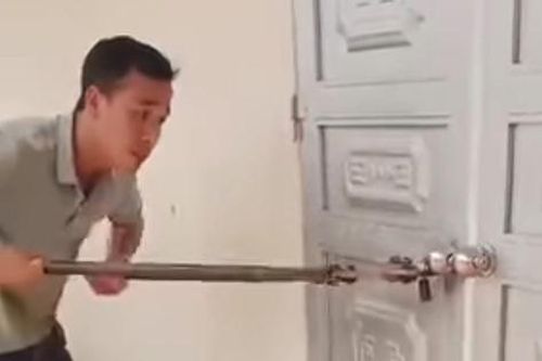 Cô giáo bỏ quên học sinh lớp 2 trong lớp, phụ huynh phải phá khóa 'cứu' con