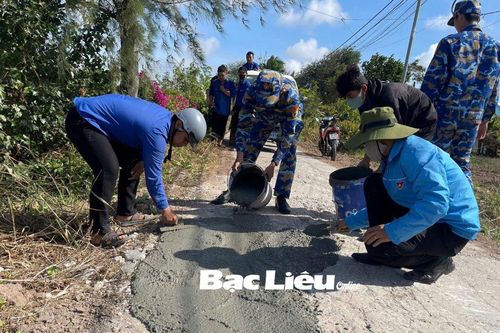 Đoàn viên - thanh niên ra quân Ngày cao điểm 'Tình nguyện xây dựng đô thị văn minh'