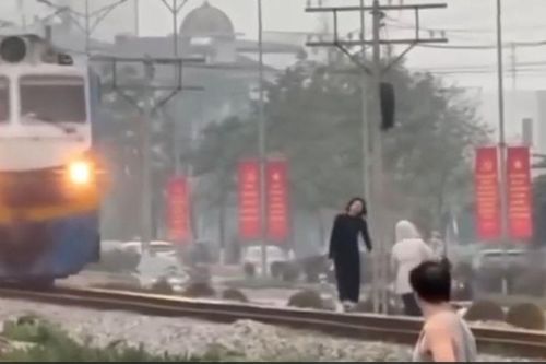 Clip: Hai người phụ nữ Vĩnh Phúc đùa giỡn trước đoàn tàu đang chạy, lái tàu phải phanh gấp