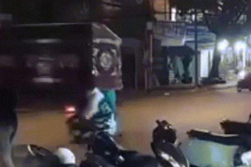 Clip: Bức xúc trước cảnh nhóm người khiêng quan tài, 'nhảy múa' kỳ quái giữa đường