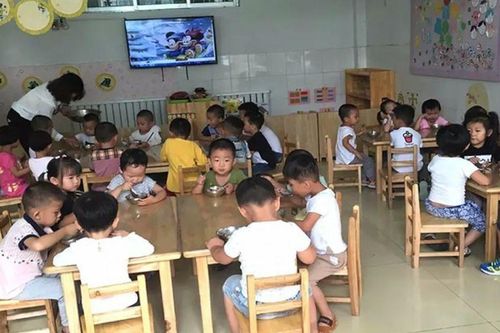 Con gái mẫu giáo đi học về luôn nói đau bụng, phụ huynh thấy ảnh gửi trong nhóm chat lớp liền xanh mặt