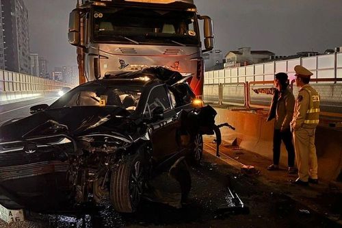 Hiện trường ô tô bẹp rúm sau tai nạn liên hoàn trên vành đai 3, Hà Nội