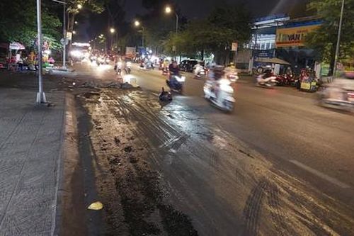 TPHCM: Nghi vấn xe rác làm đổ chất thải ra đường khiến nhiều người đi xe máy té ngã