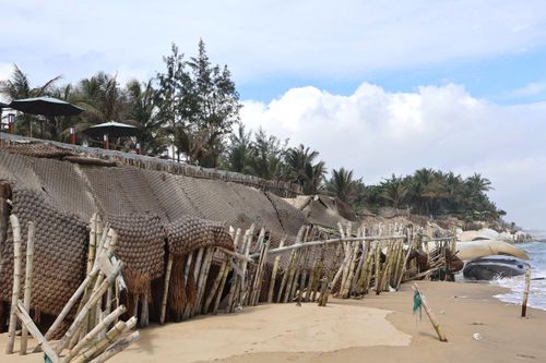2 bờ biển nổi tiếng ở miền Trung bị sóng lớn công phá