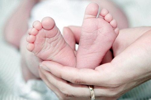 Mẹ vỡ ối ở tuần 21, thai nhi sa một chân ra ngoài