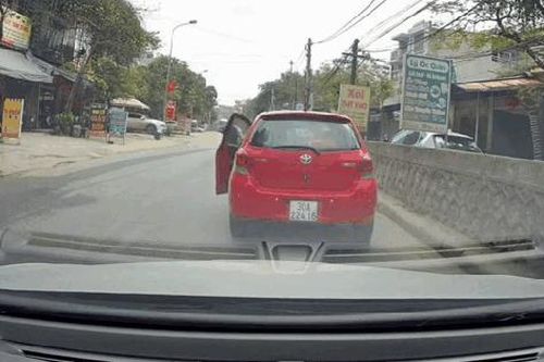 Xe ô tô đang đi bỗng nhiên dừng lại, hành động sau đó của nữ tài xế khiến nhiều người bất ngờ