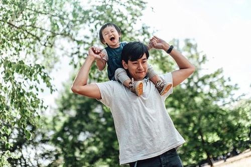 4 kiểu người bố này nhìn thì lười biếng nhưng lại 'âm thầm' nuôi dạy ra những đứa con thông minh và bản lĩnh!