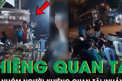 Thêm một nhóm người khiêng quan tài 'nhảy múa' giữa đường