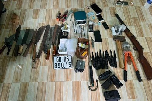 Phát hiện 2 đối tượng nghi vấn, công an truy xét thu giữ ma túy, dao, súng bắn đạn bi