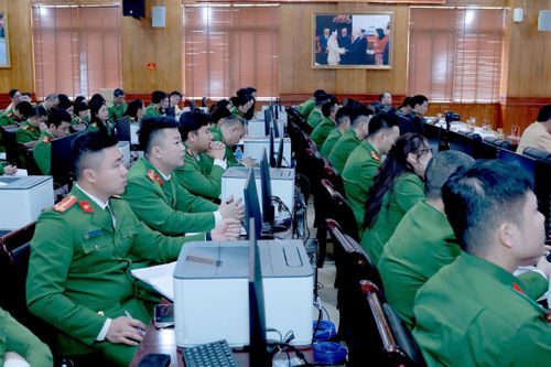 Công an Hà Nội tổ chức tập huấn công tác cấp, đổi giấy phép lái xe cho Công an cấp xã