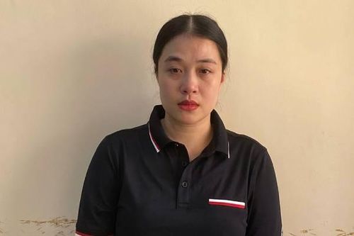 Bắt tạm giam nữ tài xế lái ôtô Mercedes 'lùa' chục xe máy ở TP.HCM
