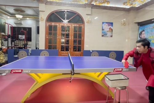 VIDEO ca sĩ Ngọc Sơn thể hiện kỹ năng chơi bóng bàn trước nhà vô địch thế giới của Nhật Bản