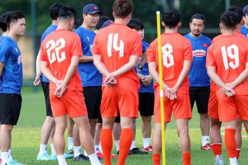 Tin nóng bóng đá Việt hôm nay 18/3: Xuân Son báo tin mừng; HLV Kim Sang Sik họp báo trước trận gặp Campuchia