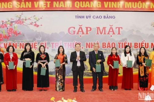 Cao Bằng: Gặp mặt, biểu dương văn nghệ sĩ, trí thức và nhà báo tiêu biểu