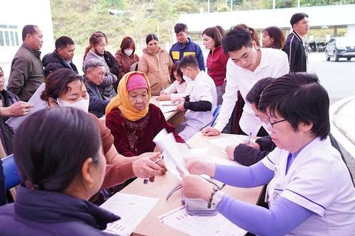 Khám bệnh, cấp thuốc miễn phí cho hơn 1.000 người dân huyện vùng cao Nậm Nhùn