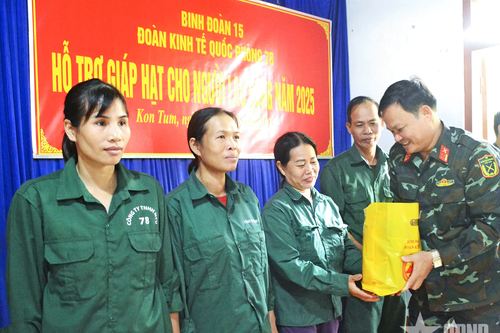 Đoàn Kinh tế - Quốc phòng 78 trao 1.200 suất quà tặng người lao động và nhân dân trên địa bàn