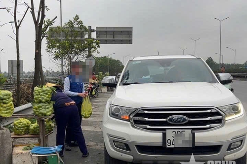 Xử lý vi phạm dừng đỗ, chấn chỉnh tình trạng họp chợ trên Quốc lộ 1B